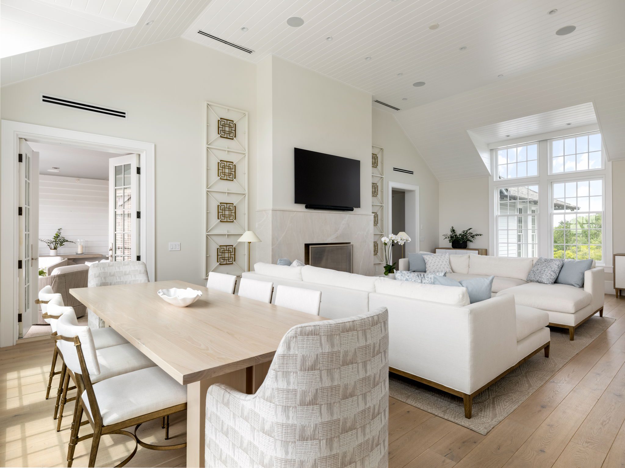 LIVING / DINING ROOM